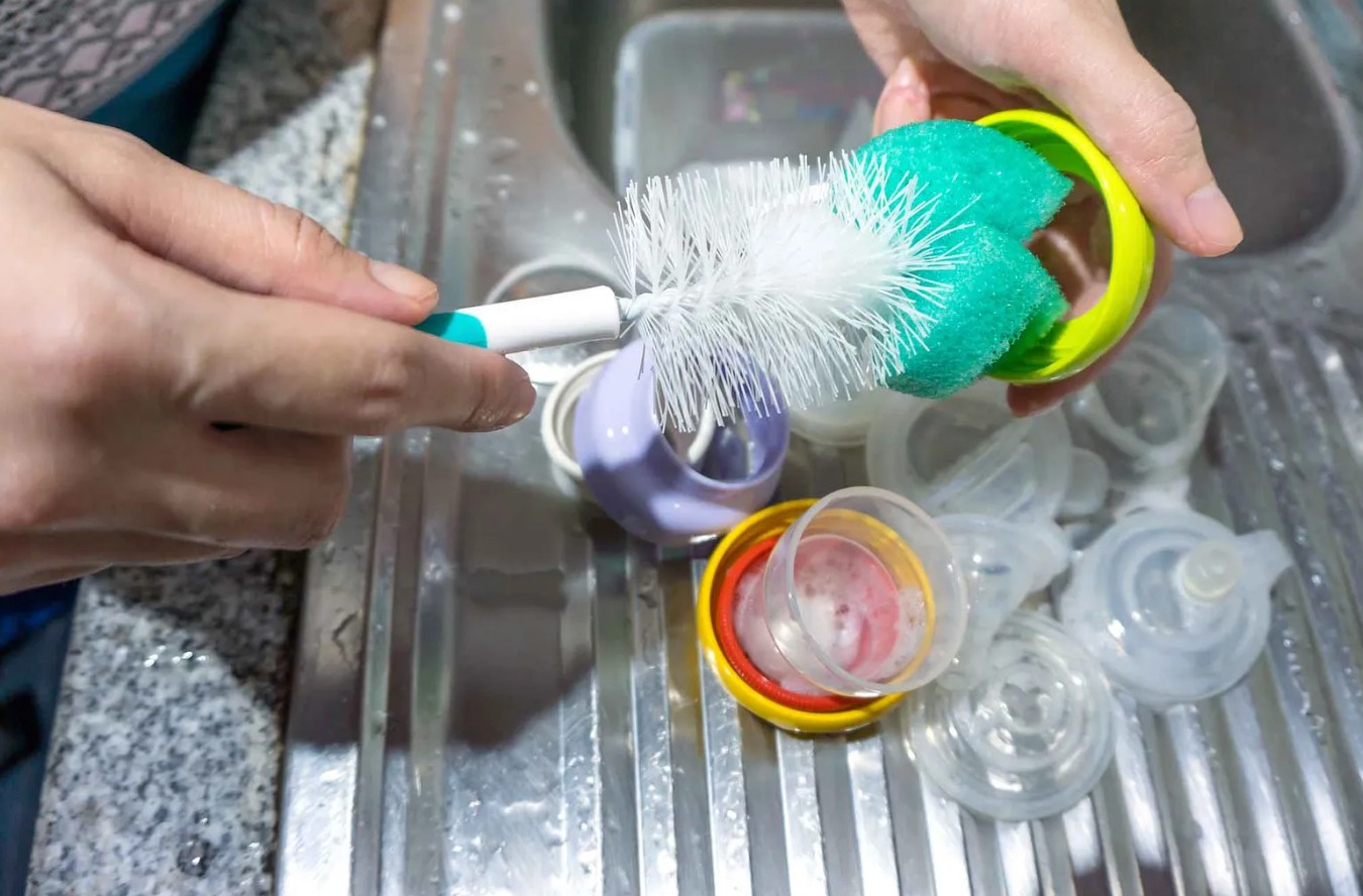 10 راه کار جادویی برای تمیز کردن ظروف پلاستیکی