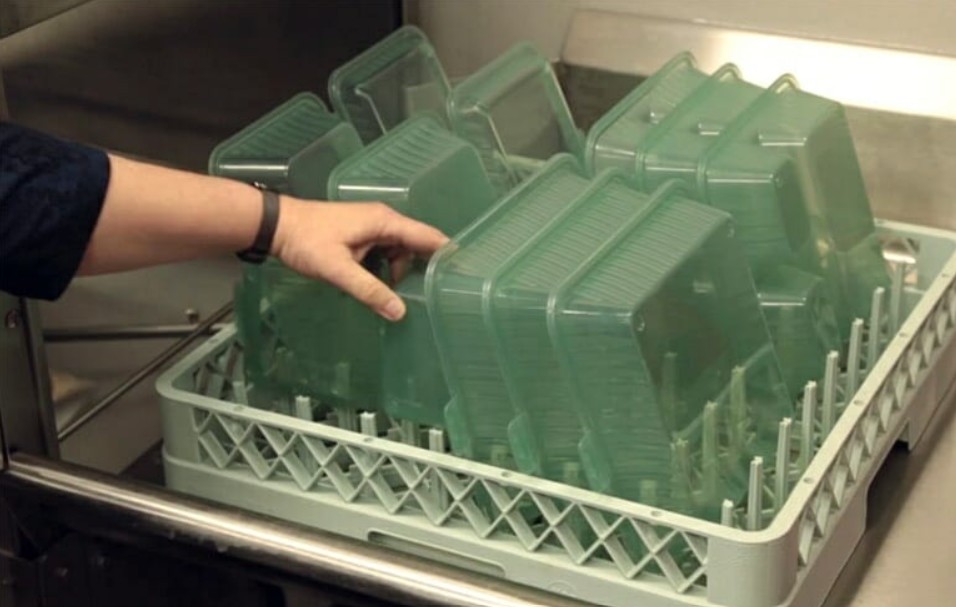 راهنمای جامع از بین بردن جرم روی پلاستیک و بهترین روش تمیز کردن