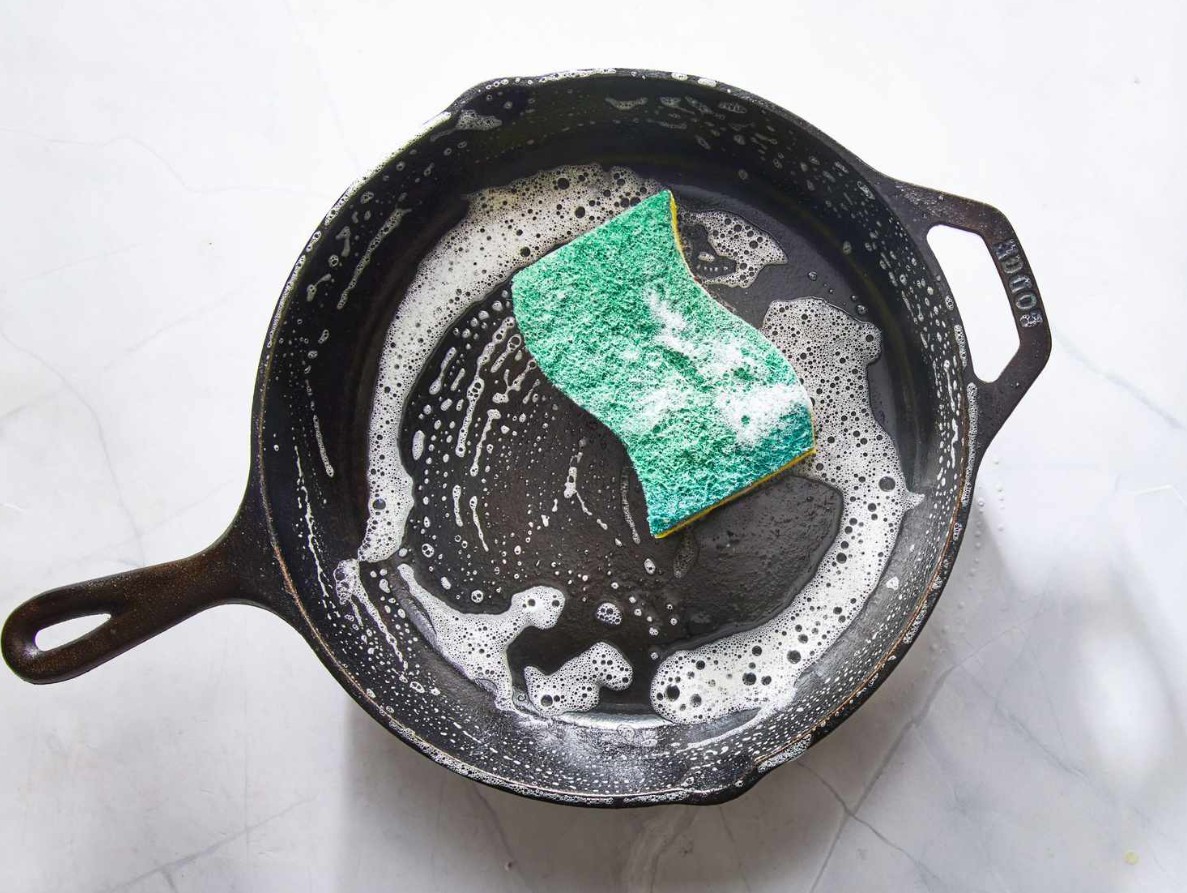 9 روش برای سفید کردن قابلمه روحي با مواد مختلف
