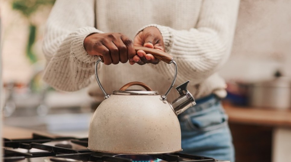 12 ترکیب فوری برای تمیز کردن کتری سوخته
