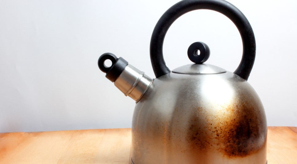 ۸ ترفند ساده برای براق کردن کتری استیل سوخته
