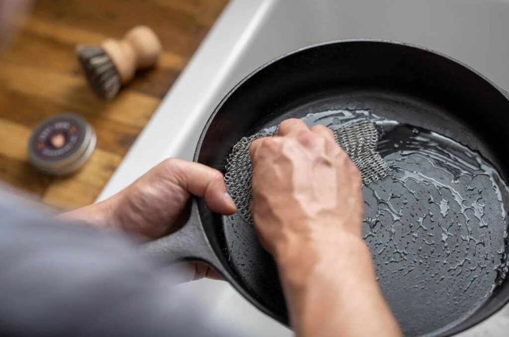 تمیز کردن قابلمه چدن با 7 روش طلایی